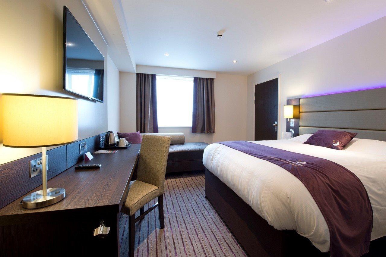 Premier Inn Уеър Екстериор снимка