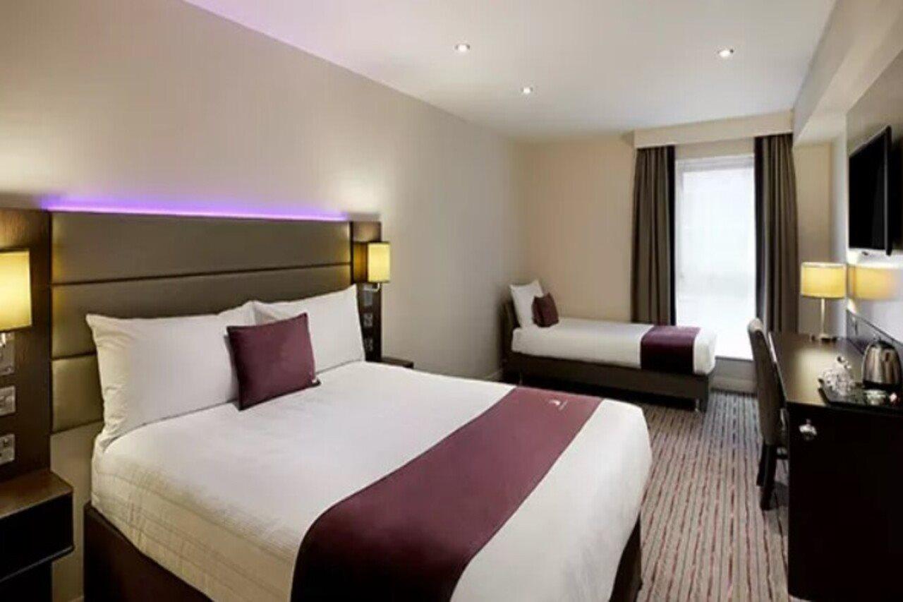 Premier Inn Уеър Екстериор снимка