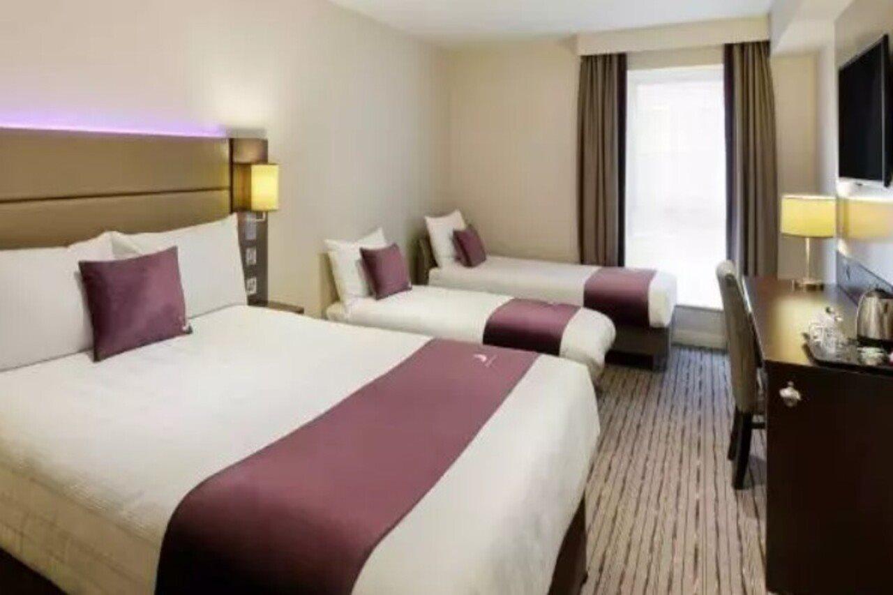 Premier Inn Уеър Екстериор снимка